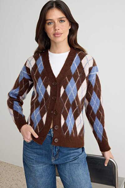 Trendyol Collection كارديجان تريكو منقوش بنسيج ناعم وياقة على شكل حرف V باللو...