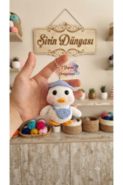 Şirin Peluş Amigurumi Örgü Ördek Anahtarlık - Şapkalı ve Çantalı El Yapımı Ça...
