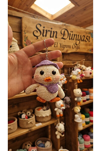 Şirin Peluş Amigurumi Örgü Ördek Anahtarlık - Şapkalı ve Çantalı El Yapımı Ça...
