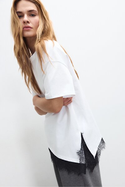 Stradivarius Kısa kollu dantelli etek ucu t-shirt