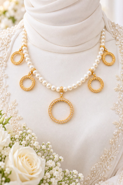 TwinsCollection Tam ve Çeyrekli Altın Uyumlu 8 mm İncili 5'i Bir Yerde Kolye