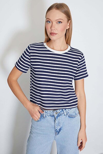 Fulla Moda Tricou crop cu dungi guler rotund de tranziție