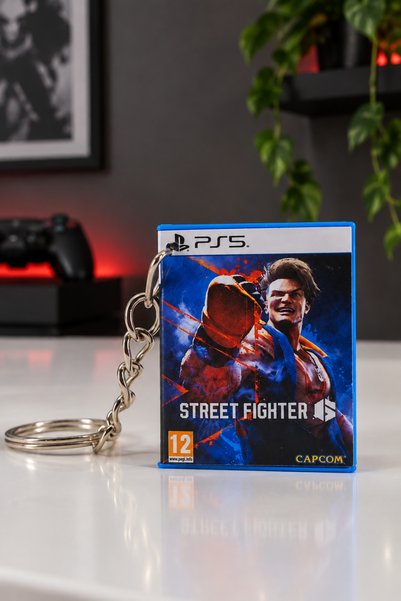 NEORA سلسلة مفاتيح على شكل صندوق ألعاب مصغر لـ Street Fighter PS5