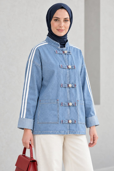 Hb Harma Time Butik سترة نسائية من الدنيم باللون الأزرق مع تفاصيل خطية وجيوب بأزرار