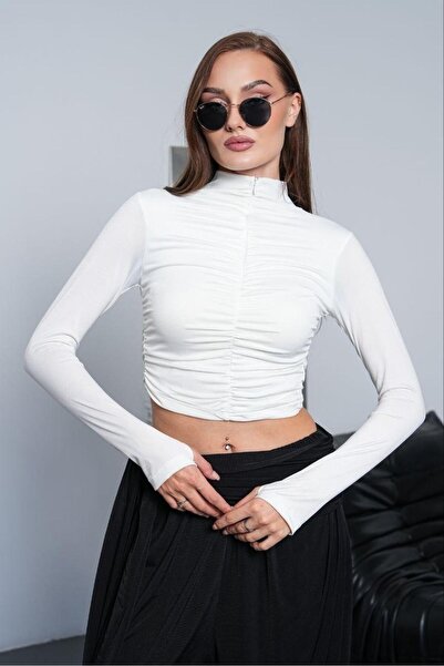 NEW JOURNAL بلوزة نسائية بيضاء بتفاصيل درابيه وياقة عالية ونصف سحاب أمامي PC7008