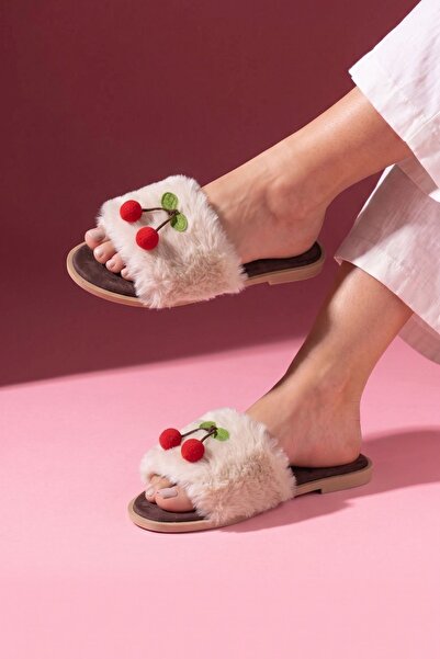 FUGA MODA Gummy Bej Kiraz Ponpon Aksesuarlı Peluş Kadın Ev Terliği