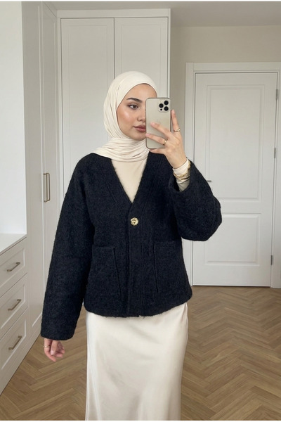 Kirazca Butik سترة نسائية قصيرة من الكشمير المزخرف بياقة على شكل V وزر واحد وجيب