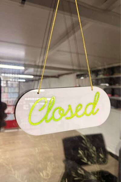 Yalıgraf Reklam Tabela Oval Plexiglass Open/Closed Sign with Suction Cup for Store, Shop, Boutique, Workplace, Plexiglass Open Close Sign, Stylish Design - White Glitter Pixel Hologram Lettering
