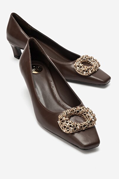 LuviShoes Γυναικεία παπούτσια με χαμηλό τακούνι MARTE με καφέ δερμάτινη αγκράφα