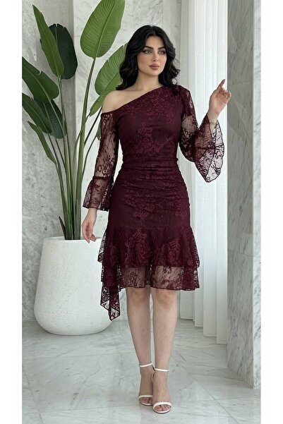 main drees فستان دانتيل عنابي (أو عودي) بقصة قصيره وكتف مكشوف