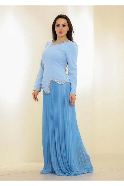 Opera Fashion فستان سهرة طويل بليسيه بزينة عند الرقبة والخصر - أزرق