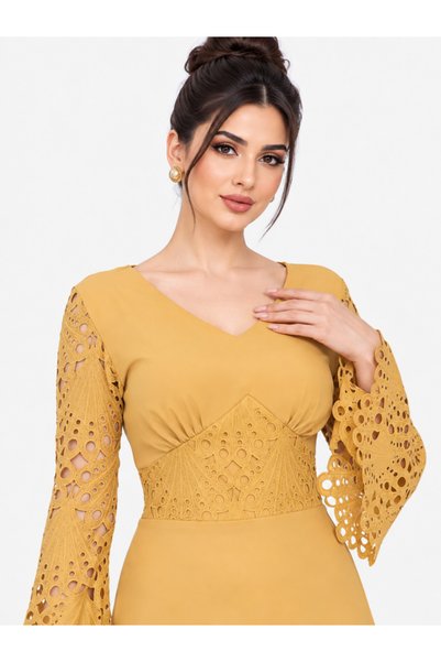 Opera Fashion فستان كريب وجوبير بياقة V وأكمام طويلة - أصفر