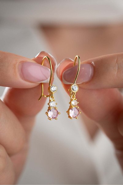 Nereze 925 Ayar Gümüş Gold Kaplama Pembe Zirkon Taşlı Sallantılı Mengeçli Küpe