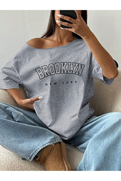 PALPİTO Γυναικείο μπλουζάκι με γκρι στάμπα Brooklyn και λαιμόκοψη καγιάκ