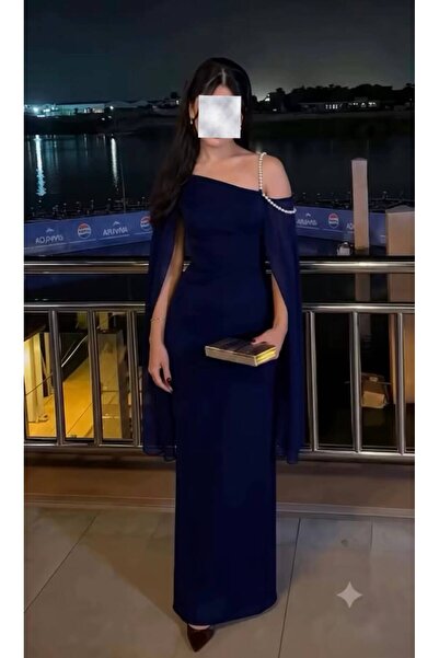 Angelinaa فستان ناعم أنيق بتصميم راقٍ يجمع بين خامة الباربي الناعمة والشيفون ...