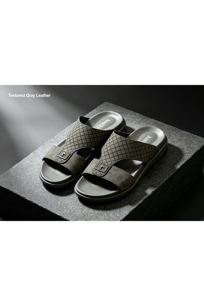 Huanhuan Shoe صنادل رجالية فاخرة خفيفة الوزن؛ أحذية مسطحة بحزام واحد؛ شباشب ج...