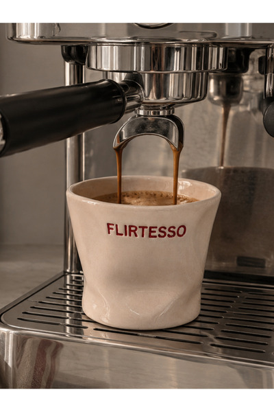 woness studio El Yapımı Yazılı ''Flirtesso'' Baskılı Geniş Amorf Seramik Kupa