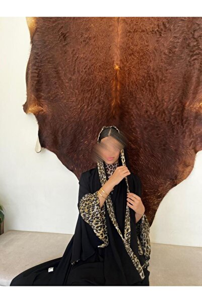Meral عباءة واسعة مصنوعة من قماش بلاك بيري فاخر، مع تفاصيل من قماش حرير النمر على الأكمام تضيف لمسة جريئة وعصرية. تصميم يجمع بين الأناقة والتميز لمظهر فريد.