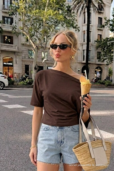 COMBİNE MİCHAİL Women's Basic Coffee T-Shirt with Off-The-Shoulder Design