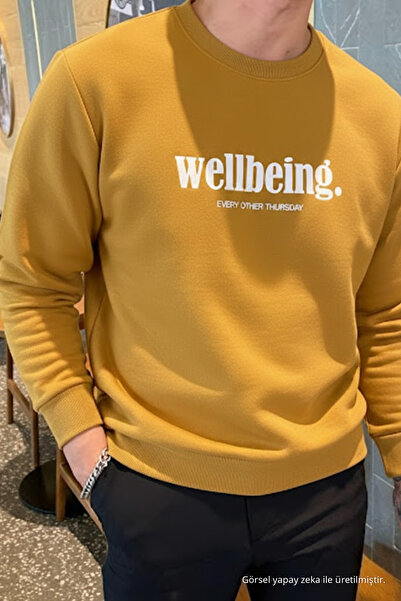COMBİNE MİCHAİL سويت شيرت رجالي مطبوع عليه شعار Wellbeing بلون الخردل