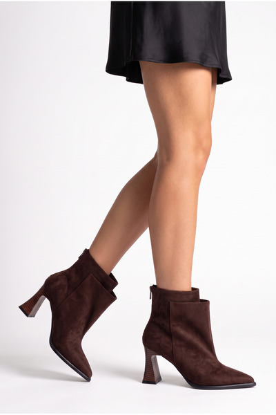 Shoesers حذاء كانجارو نسائي بتصميم من جلد الغزال البني، ذو مقدمة مدببة، وتفاص...