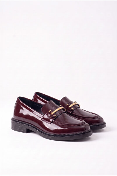 Shoesers حذاء لوفر نسائي بتصميم خاص أنيق ومزين بإبزيم من الجلد باللون العنابي...