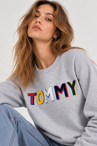 Tommy Hilfiger سويت شيرت منتظم من القطن العضوي مع شعار اللون