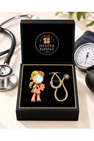 PULİNİN DÜKKANI 2’li Doktor Broş Seti – Doktor Figürü ve Taşlı Stetoskop Yaka...