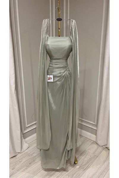 Boutique 219 فستان سهرة شيفون لمعه أنيق بلون أخضر ميرمية بخصر مخصّر بثنيات درابيه وأكمام كاب طويلة شيفون منسدلة.