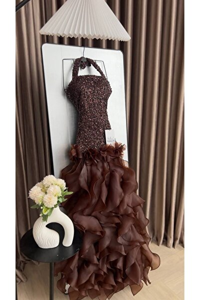 Nareen Fashion فستان سهرة فاخر باللون البني، بتصميم علوي مرصع بالكامل بتفاصيل...