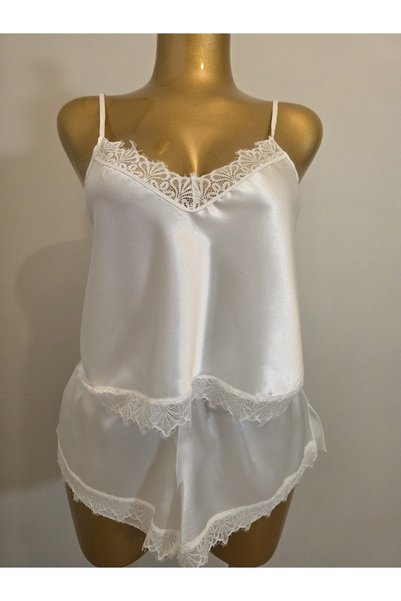 İnce Askılı Dantel Detaylı Ve Mini Şortlu Yandan Yırtmaçlı Saten Pijama Takımı