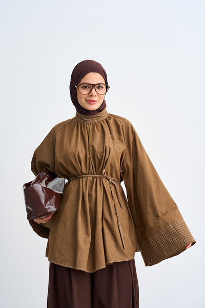 LOCCO بلوزة نسائية من الدنيم النحيف بتفاصيل خياطة وربطة خصر من فرو المنك