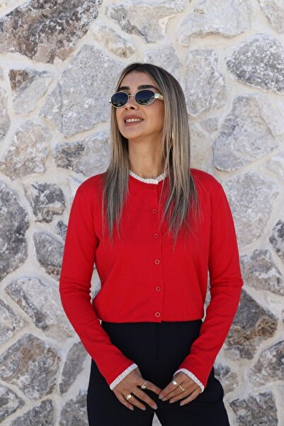 bytugcekaya Κόκκινη ζακέτα με δαντέλα στο μανίκι και λεπτομέρεια στο γιακά, σ...