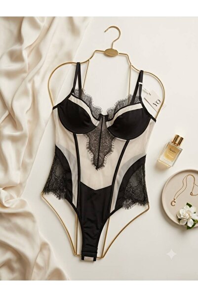 Siyah dantel detaylı bodysuit