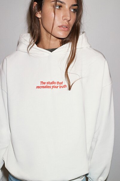 Pull & Bear Beyaz yazılı kapüşonlu sweatshirt
