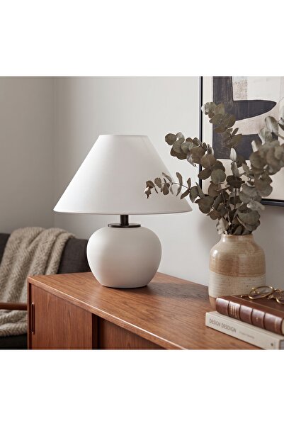 IN HOME STORE أباجورة طاولة مودرن بقاعدة سيراميك كروية وغطاء قماشي كُتان مخرو...