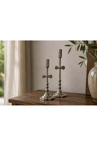 Dekoratif Gümüş Fiyonk Detaylı Şamdan Seti – Modern Metal 2'li Şamdan, Büyük ve Küçük Boy, Salon ve Masa Dekorasyonu, 35x10 – 30x10 cm