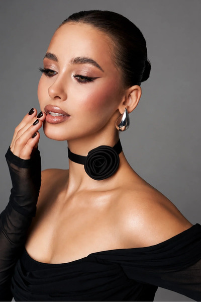Kokoş Black Color Rose Detailed Choker Necklace