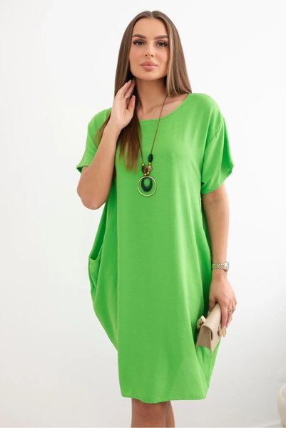 Kesi Rochie verde deschisă cu buzunare și pandantiv, ușoară și confortabilă.