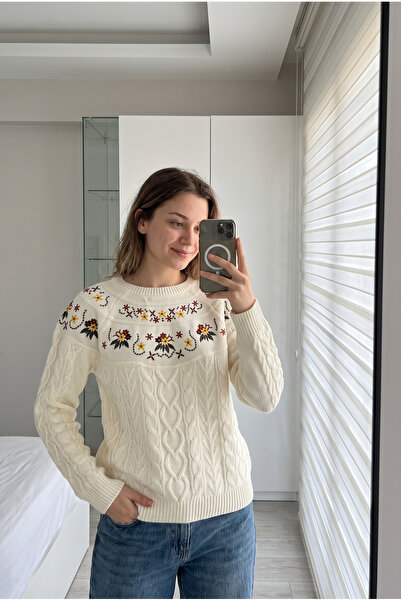 FEMELLE Women's White Standard Size Embroidered Knit Sweater