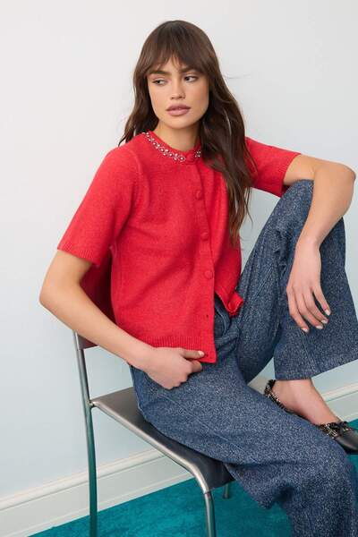 Trendyol Collection بلوزة ذات ملمس ناعم وياقة دائرية مطرزة بالحجر الأحمر TWOA...
