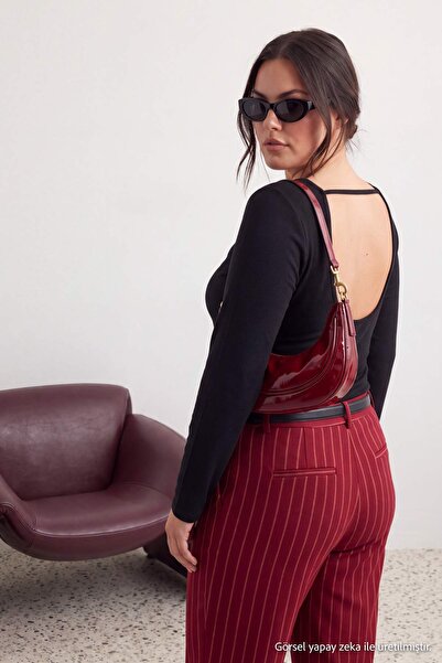 Trendyol Curve Siyah Sırt Detaylı Vücudu Saran Crop/Kısa Viskon Ribana Örme B...