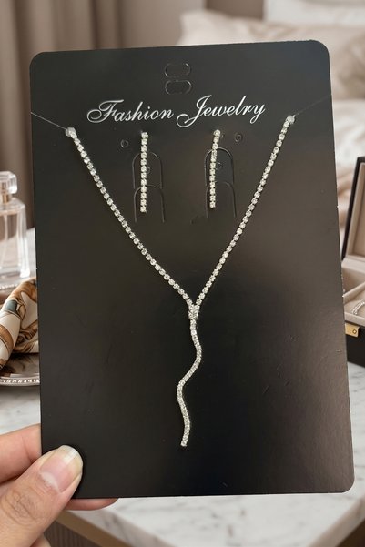monalisatoka Kadın Gümüş Renkli Zirkon Taşlı Kıvrımlı Y Model Su Yolu Kolye ve Uzun Küpe Seti - Abiye ve Düğün Takısı