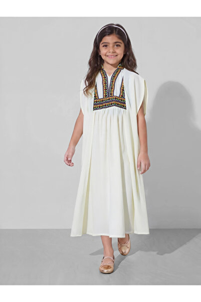 Amirah By Styli قفطان للفتيات بلون أبيض فاتح مع أكمام مطرزة وياقة على شكل V