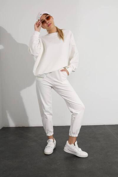 Perry Boutique Set de trening alb cu guler rotund și manșete elastice
