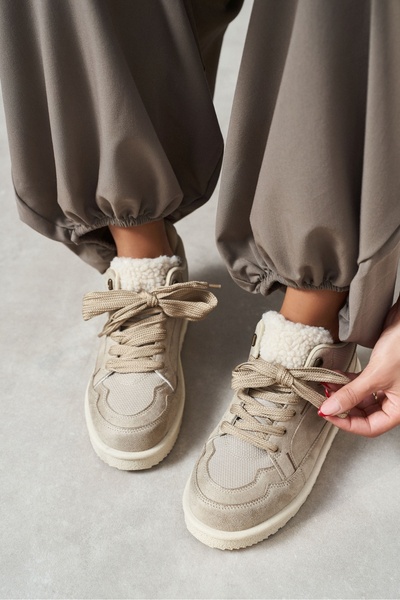 NİŞANTAŞI SHOES حذاء رياضي نسائي من لامبي باللون البيج مزين بالفرو ورباط ونعل...