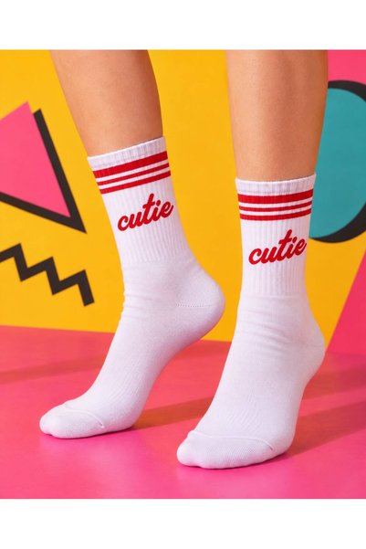 Unisex Beyaz “Cutie” Yazılı Kırmızı Çizgili Soket Çorap – Trend Spor Çorap