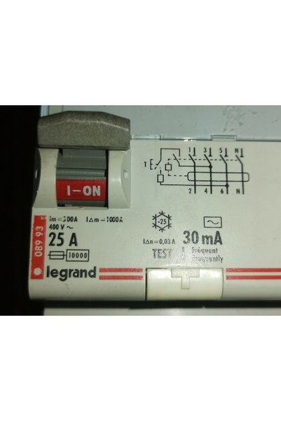 Legrand LE-411707 ÎNTRERUPĂTOR DE CURENT DIFERENȚIAL TRIFAZAT, TIP AC 30 mA 25 A