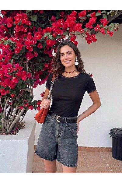 Juuuj Μαύρη μπλούζα από βισκόζη λύκρα με λαιμόκοψη καγιάκ, εφαρμοστή, με δαντ...