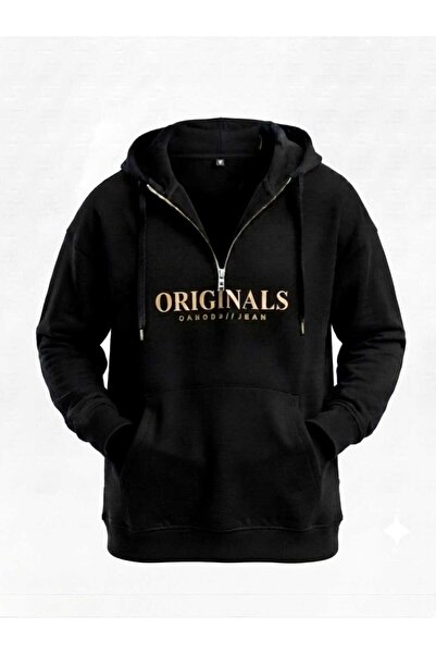 DAY BY DAY هودي عصري بنصف سحاب (Half-Zip) يتميز بقصة مريحة (Oversized) وطبعة أمامية مميزة باللون الذهبي المطفي وبطانه مخملية ناعمة
